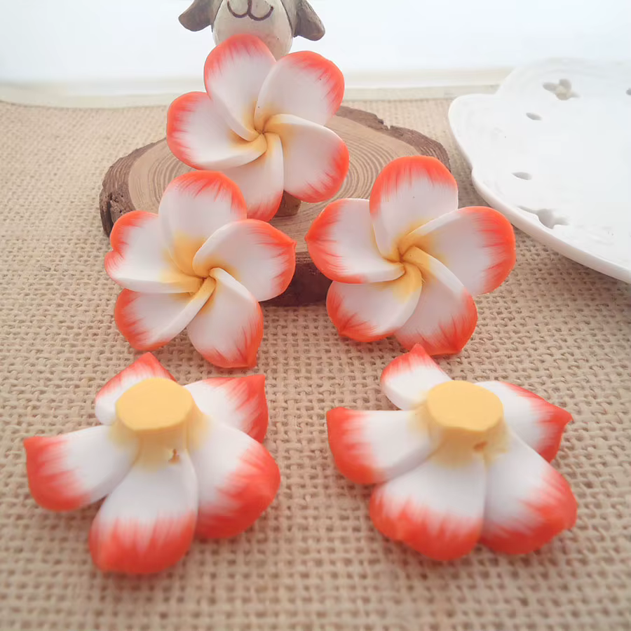 Lot de 10 grandes fleurs de Plumeria Frangipani Rubra en pâte polymère de 40 mm, accessoires pour la