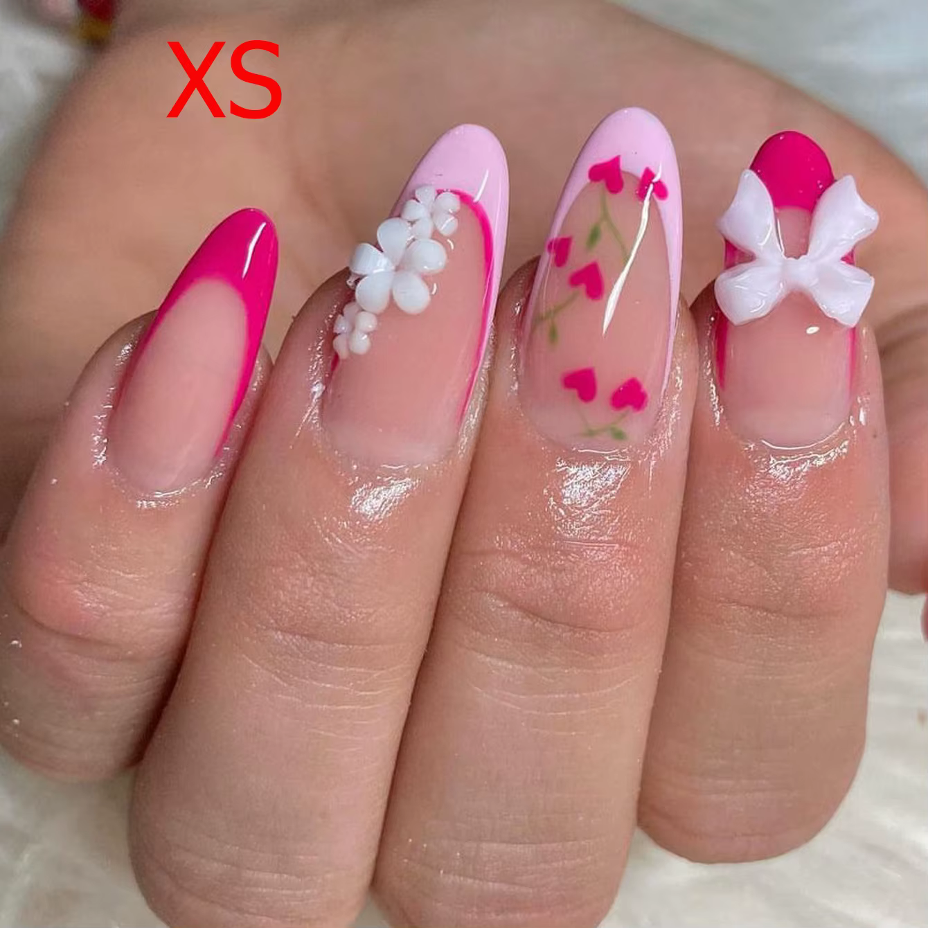 Faux ongles à pression en amande moyenne, avec fleurs 3D et charme doré, un cadeau pour femmes et fi