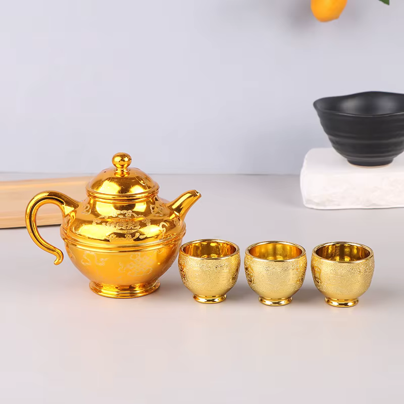 Ensemble de verres à vin vintage, bouilloire à vin, cafetière, carafe, théière exquise, théière doré