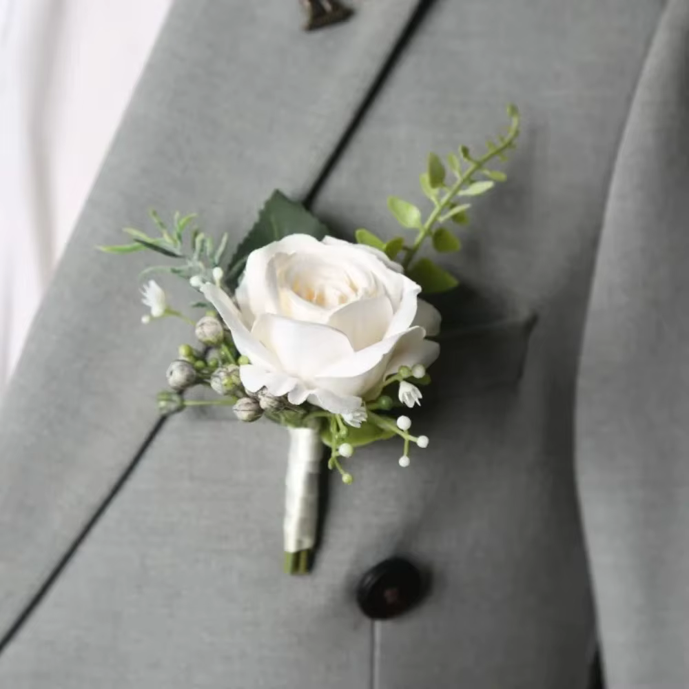 Élégantes fleurs artificielles pour boutonnière de marié et corsage de poignet pour costume de maria