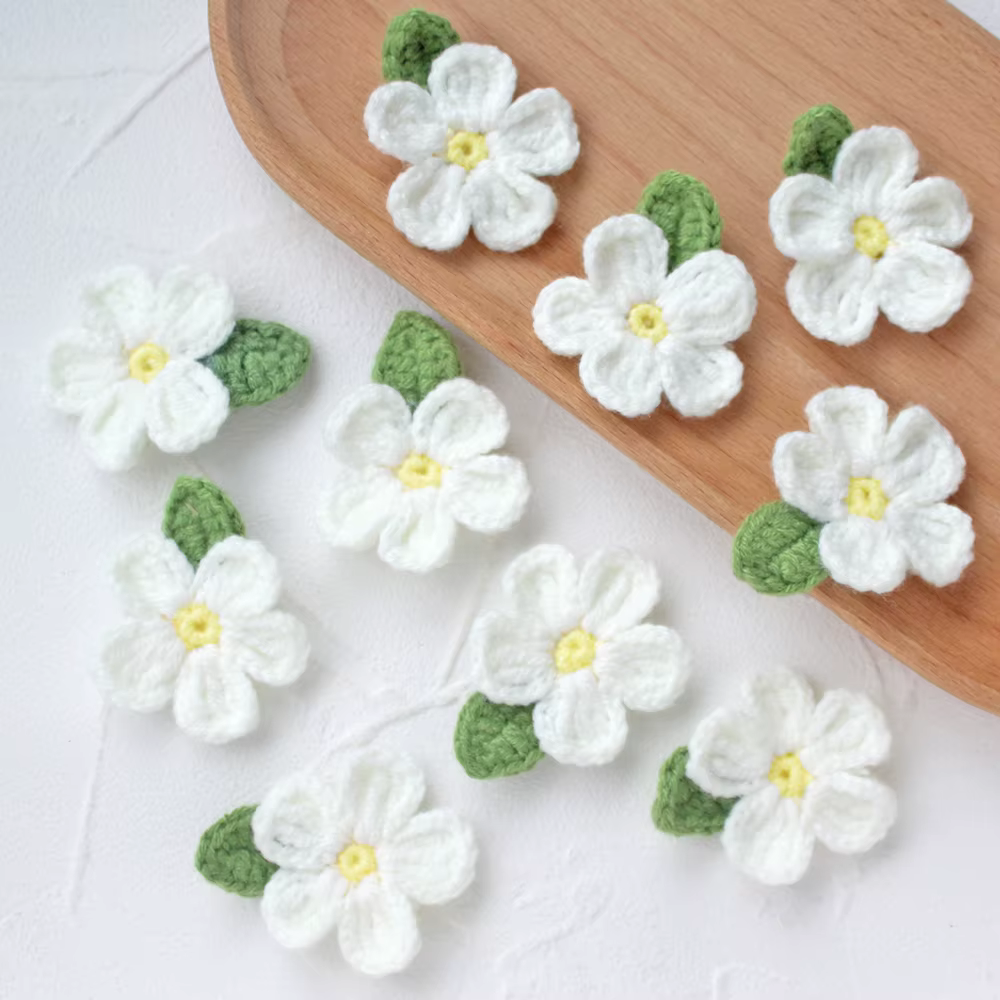 10 pièces de fleurs tricotées à la main de 40 mm avec feuilles pour vêtements de fille, chapeaux, ga