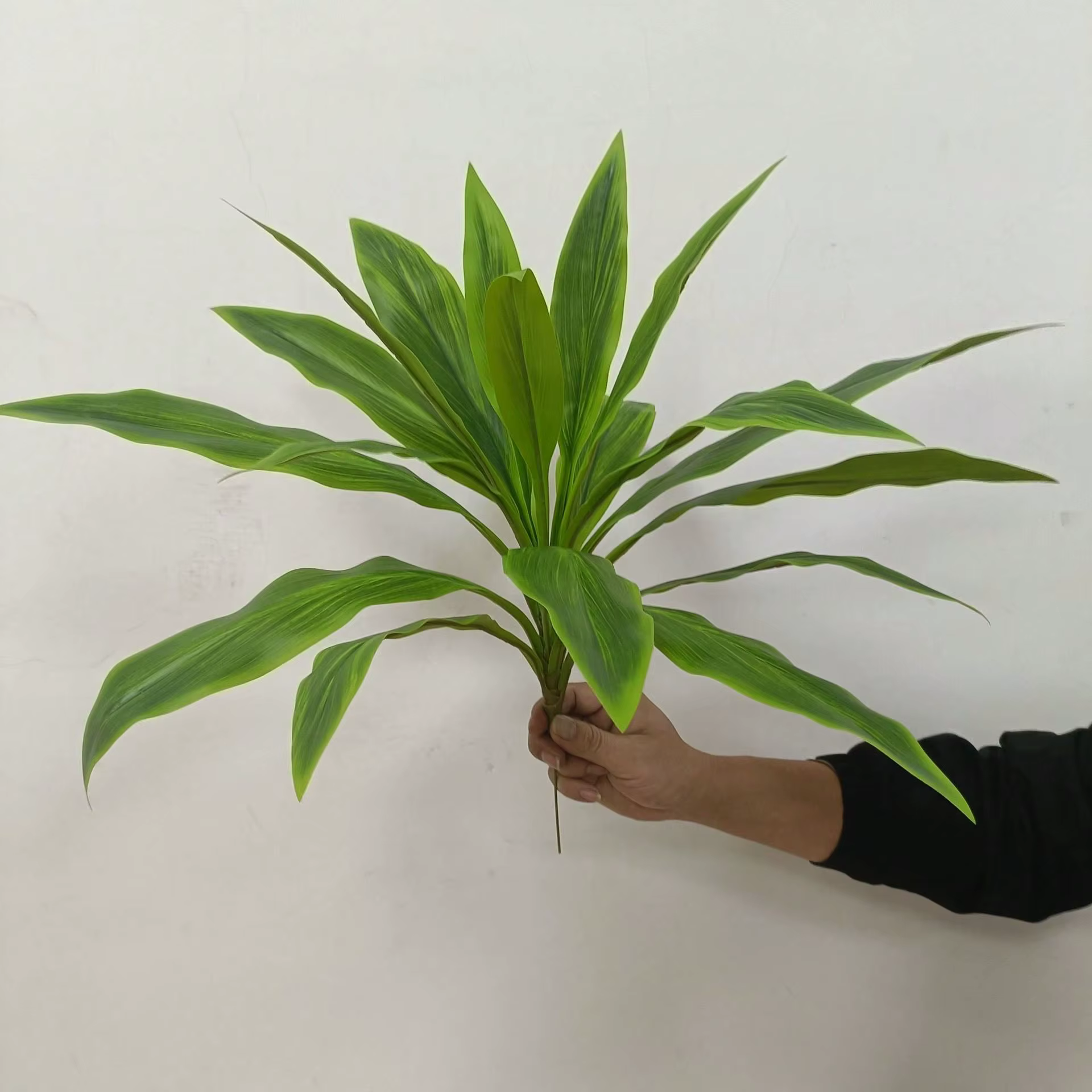 Plante banane artificielle violette et rouge vibrante, avec feuilles vertes réalistes, décorations d