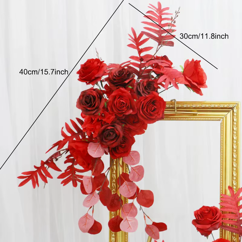 Décor de luxe en rangée de fleurs de roses rouges, arrière-plan de mariage, arc en corne, arrangemen