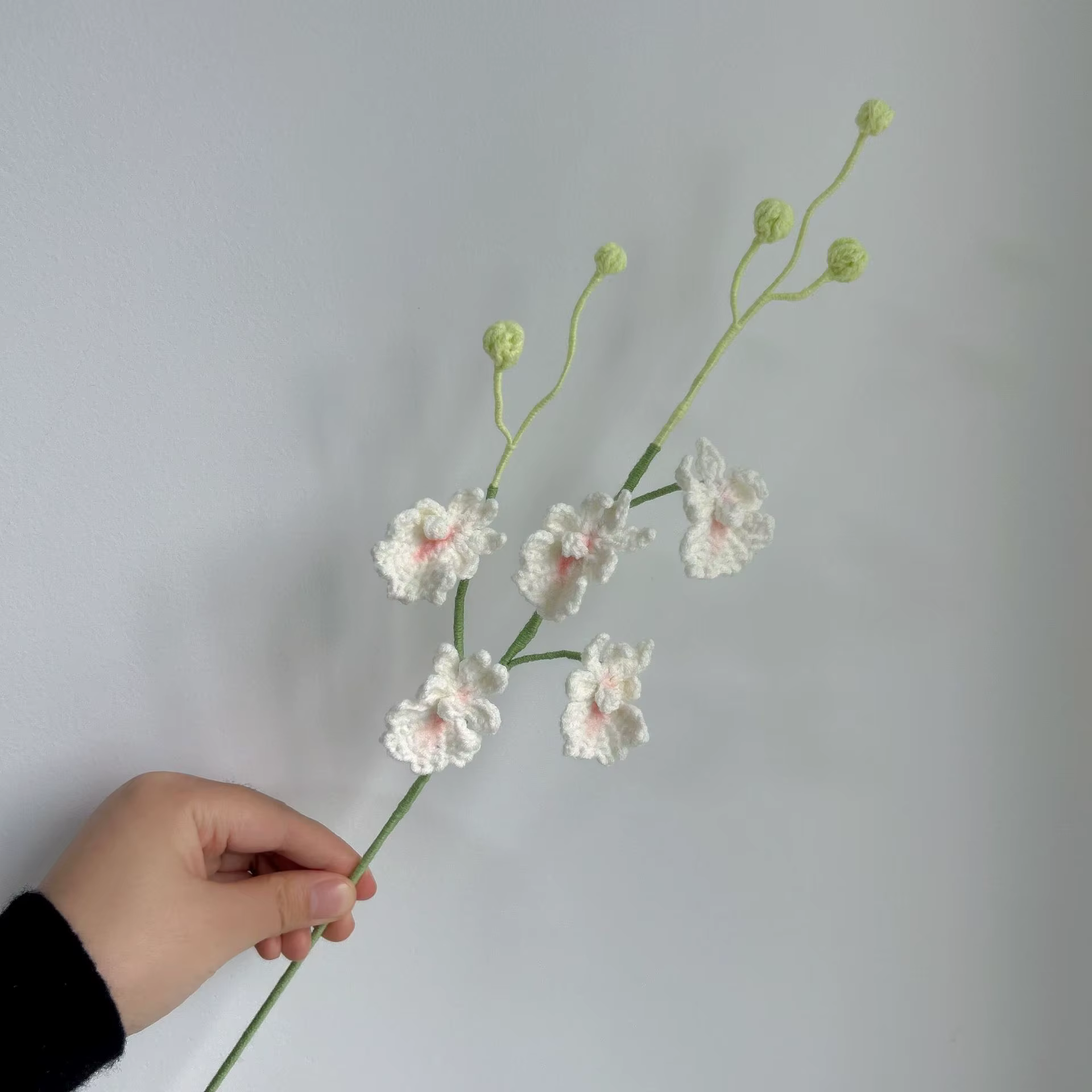 Orchidée dansante en crochet, bouquet fini tissé à la main, fleur tricotée adorable, décoration d'in