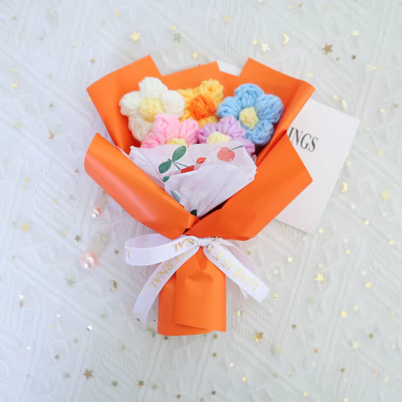 Bouquet de fleurs tricotées, roses au crochet, bouquet en forme de seau, cadeau de remise de diplôme