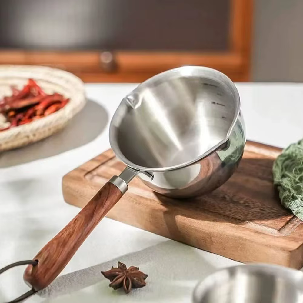 Petit pot d'arrosage d'huile en acier inoxydable avec manche en bois, marmite à lait multifonction,