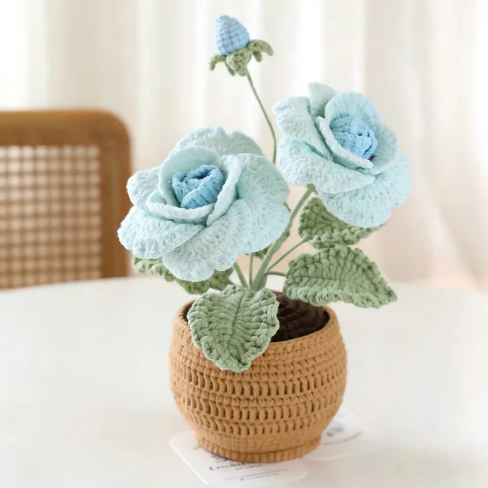 Plante en pot de roses à quatre feuilles et à deux têtes, crochetée à la main, réalisée avec du fil 