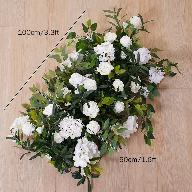 Décor d'arche de mariage extérieur avec roses blanches et feuilles vertes, arrangement floral, rangé