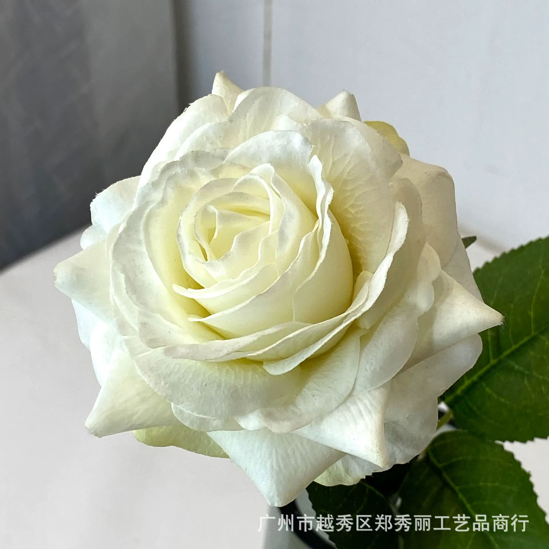 Lot de 5 roses artificielles Alice à tête unique, toucher réel, hydratantes, pour décoration murale