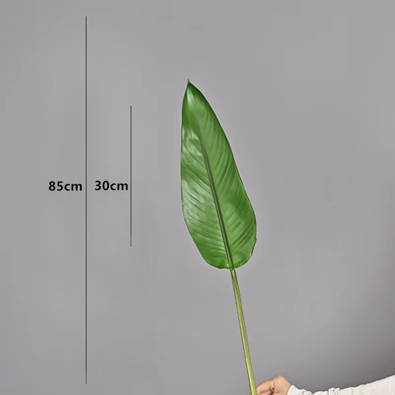 Les feuilles de bananier artificielles et les oiseaux du paradis conviennent aux décorations de mais