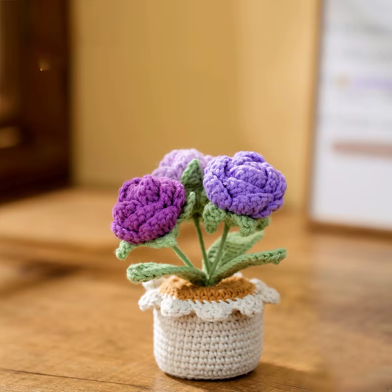 Nouveau pot de fleurs en crochet, rose tissée à la main, pot de fleurs tricoté, rose en tricot, déco