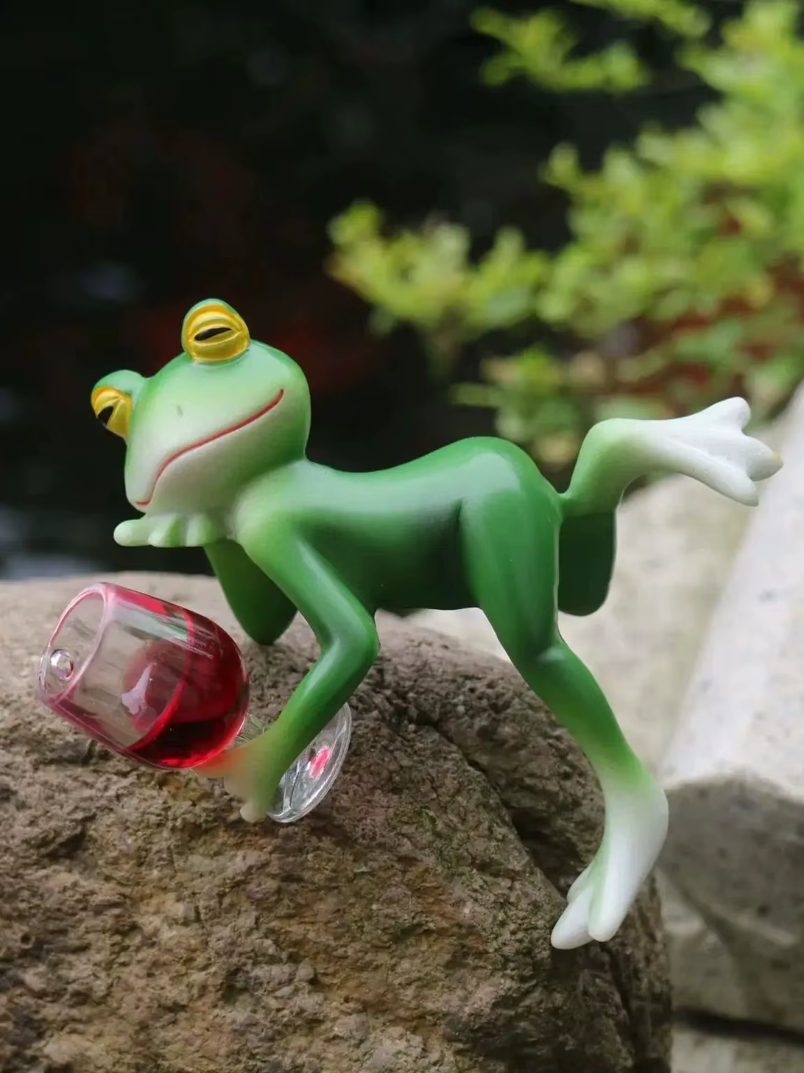 1 morceau d'intérêtus tentures de grenouille verte et de verre à vin, décoration intérieure et extér