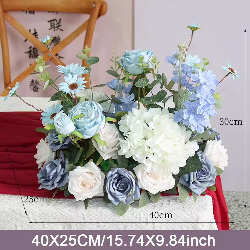 Guirlande de roses violettes d'automne et d'hortensias, plantes vertes, chemin de table, décoration 