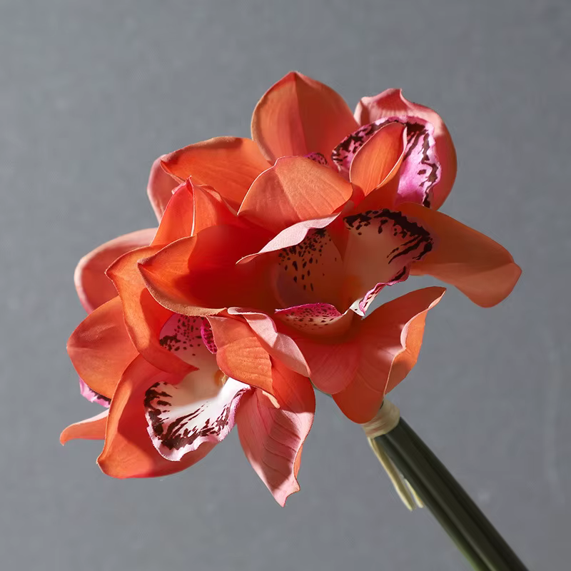 Bouquet de fleurs artificielles en soie Cymbidium 4 têtes sensation d'hydratation orchidée papillon