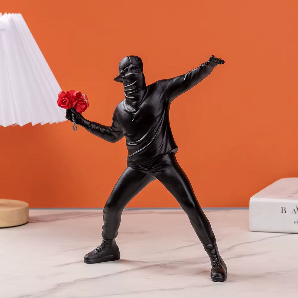 Banksy lance des fleurs, ornements, œuvres d'art abstraites, sculptures, figurines, décorations pour