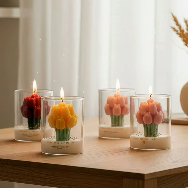 Bougie en forme de tulipe dans un bocal en verre