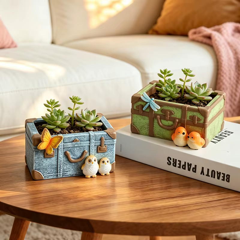 Pot à succulentes en résine style coffre antique avec détails d'oiseaux et de papillons