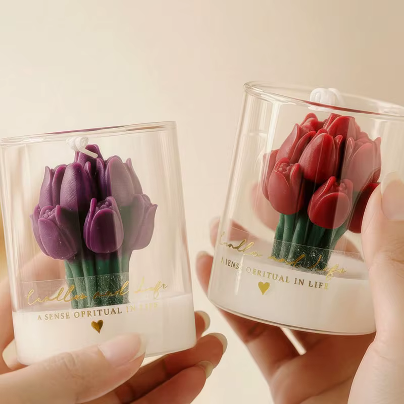 Bougie en forme de tulipe dans un bocal en verre