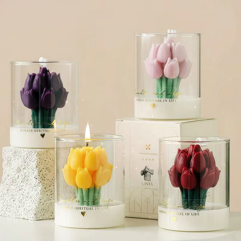 Bougie en forme de tulipe dans un bocal en verre