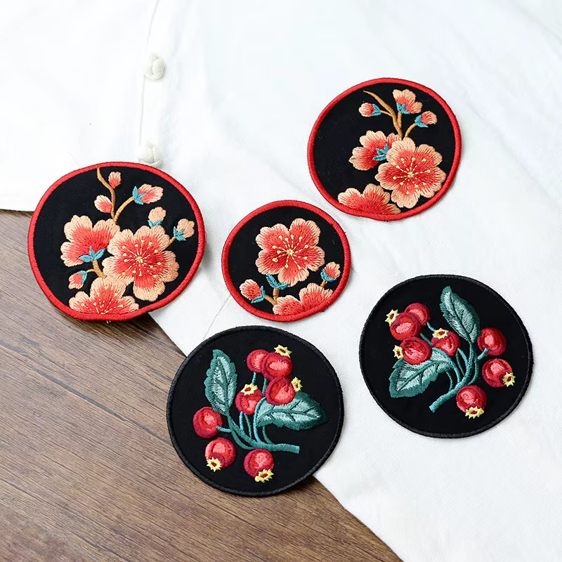 Patchs ronds brodés de fleurs à la mode pour vêtements