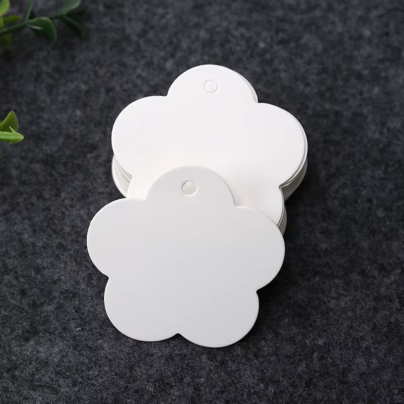 Étiquettes en papier kraft blanc en forme de fleur