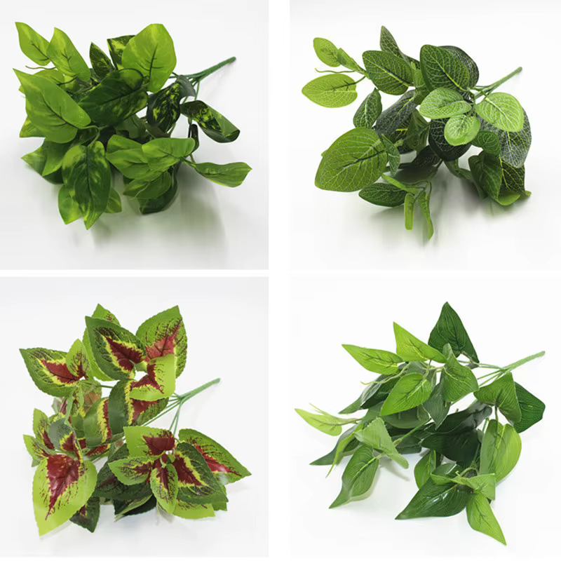 Plantes de fougère en plastique vert
