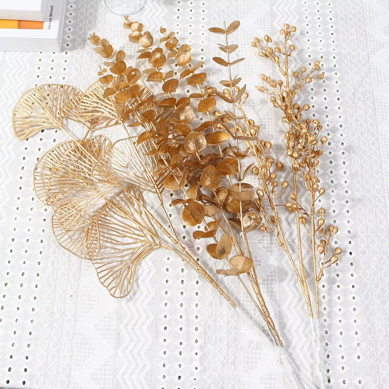 Plantes artificielles dorées