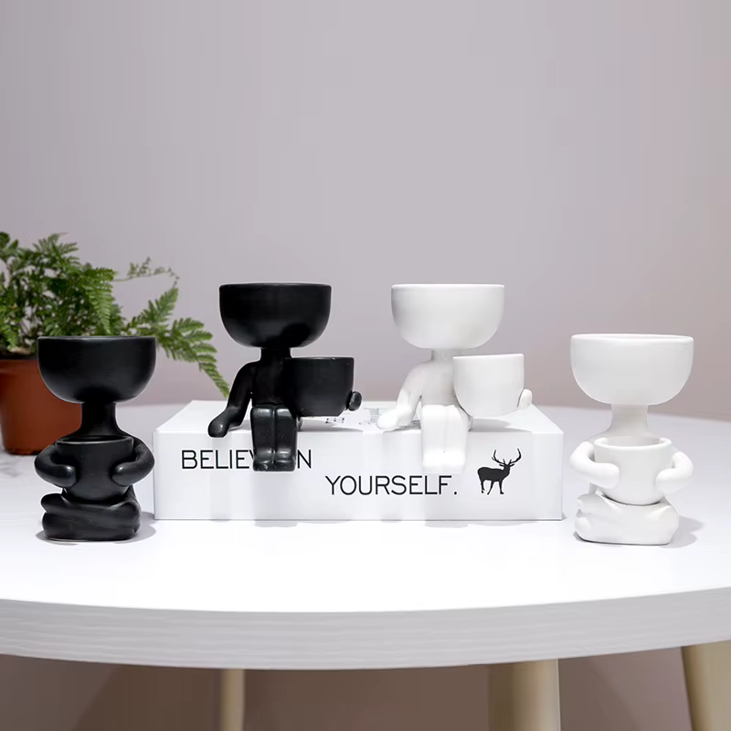 Pot de fleur en céramique humanoïde créatif