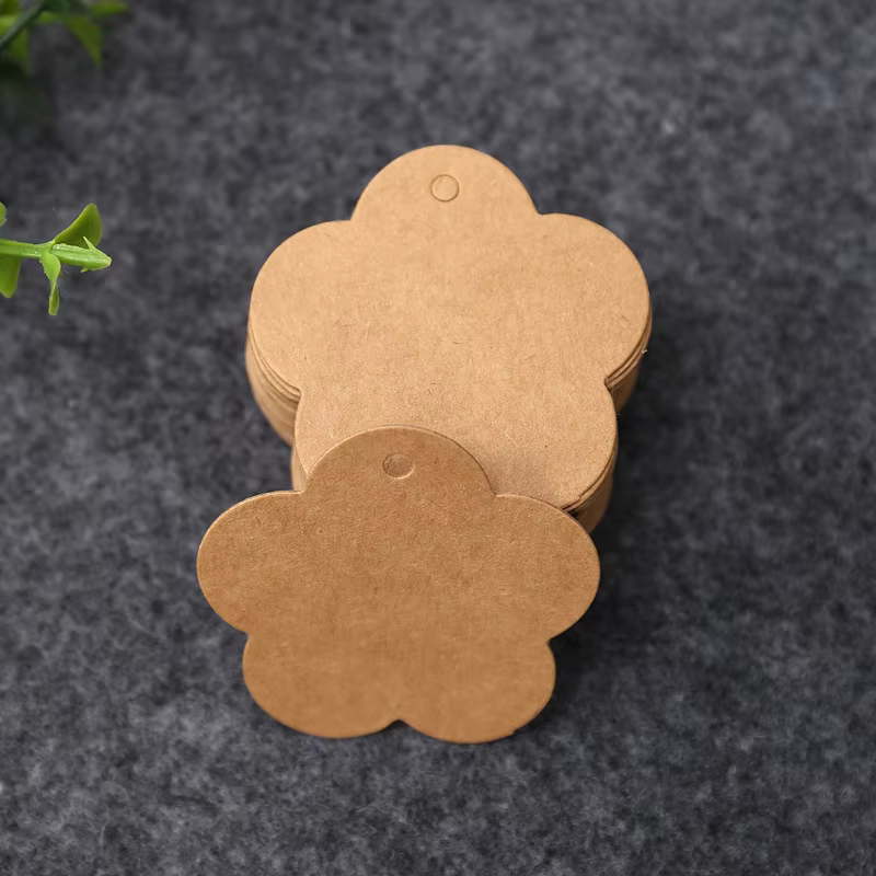 Étiquettes en papier kraft blanc en forme de fleur