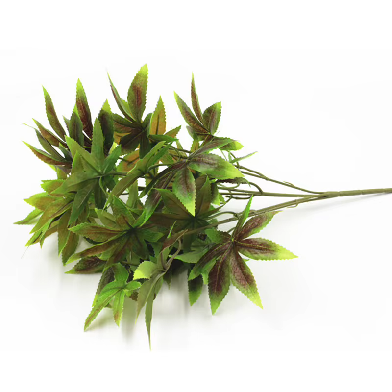 Feuilles d'érable artificielles colorées pour la décoration de table