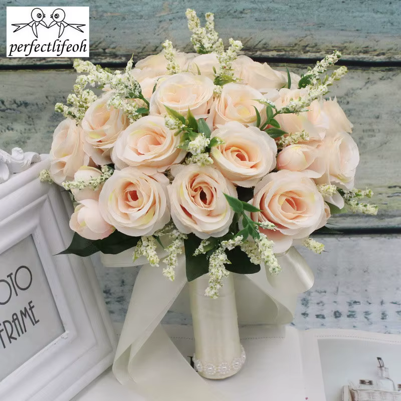 Bouquet de Roses Naturelles Artificielles Tenant des Fleurs