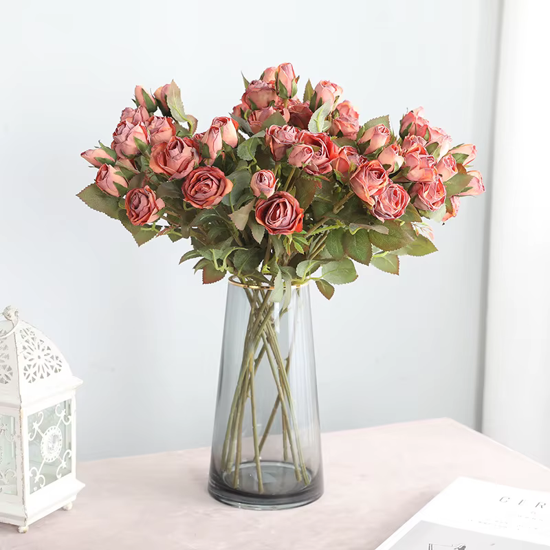Fausses fleurs artificielles pour faire de vieux roses à bord de coke