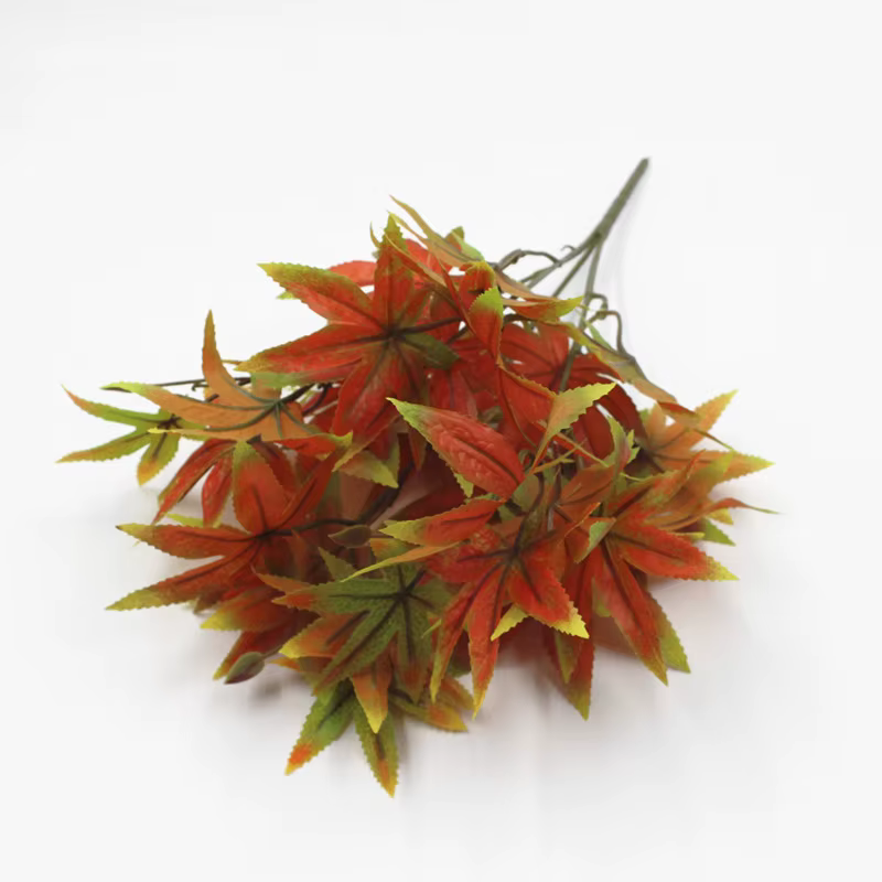 Feuilles d'érable artificielles colorées pour la décoration de table