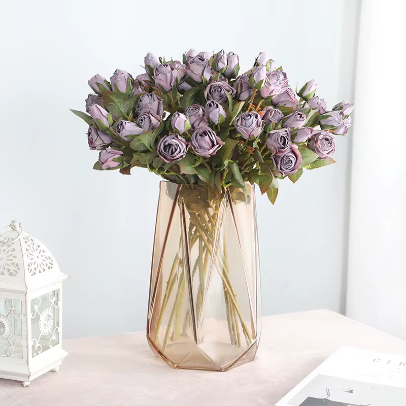 Exposition de fausses fleurs artificielles pour faire de vieilles roses à bord de coke