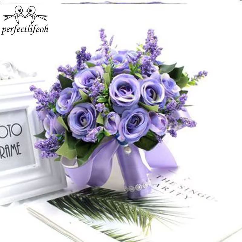 Bouquet de Roses Naturelles Artificielles Tenant des Fleurs