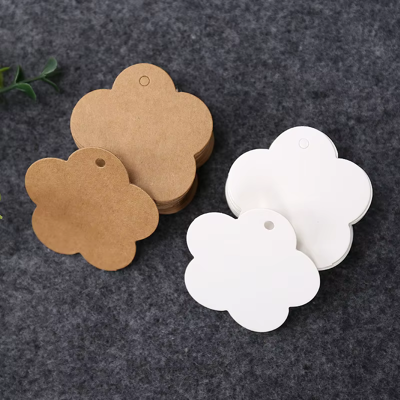Étiquettes en papier kraft blanc en forme de fleur