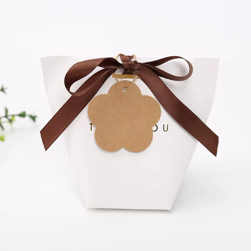 Étiquettes en papier kraft blanc en forme de fleur