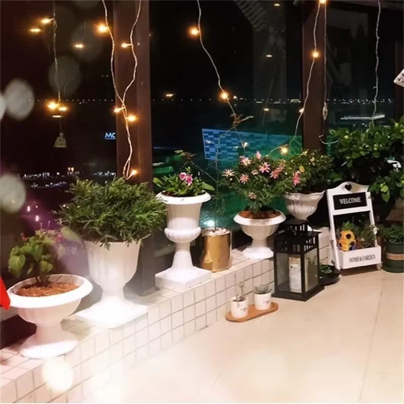 Pot de fleur en plastique doré et blanc