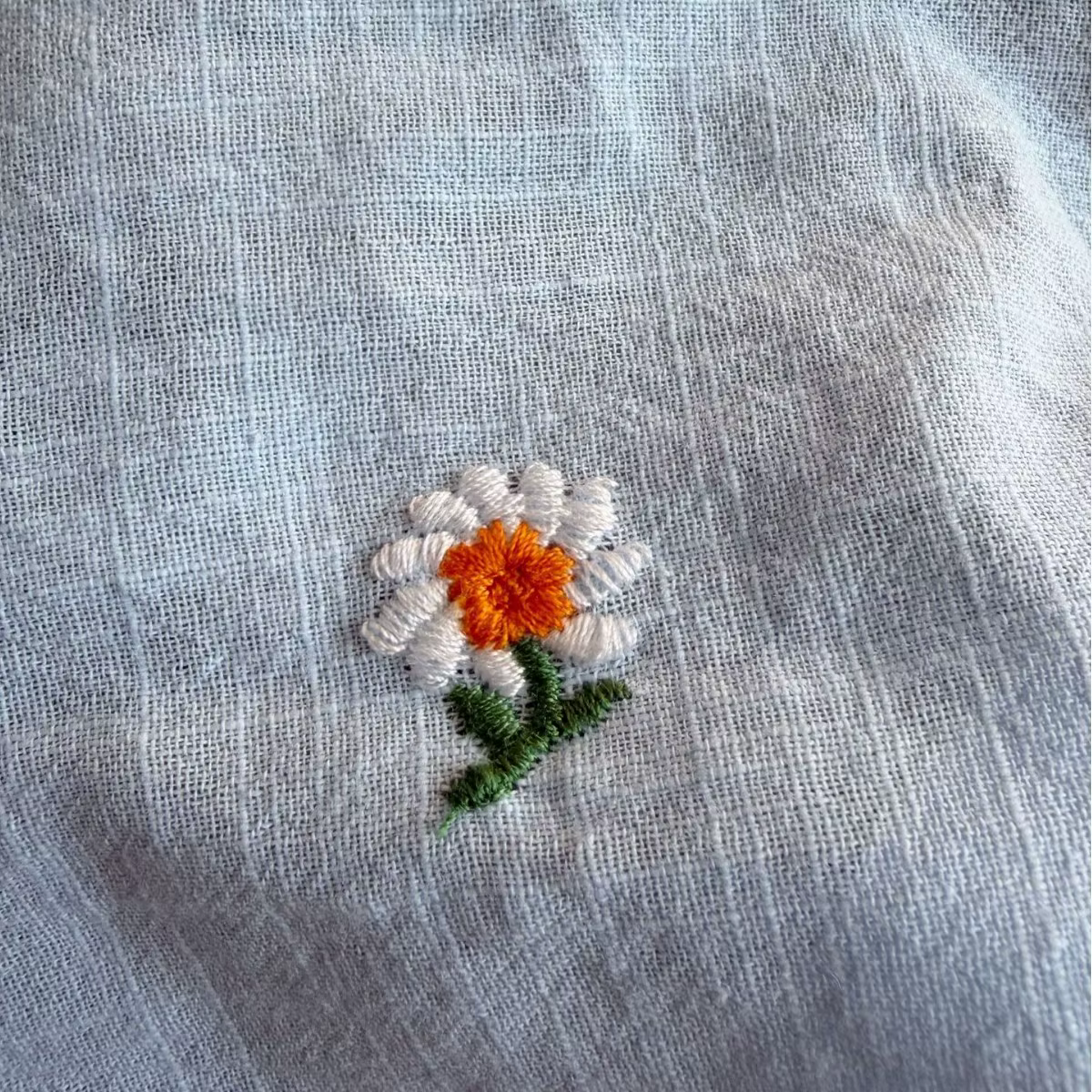 Tissu en lin et coton brodé tournesol