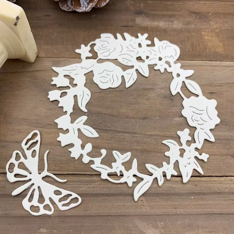 Guirlande de fleurs et de papillons