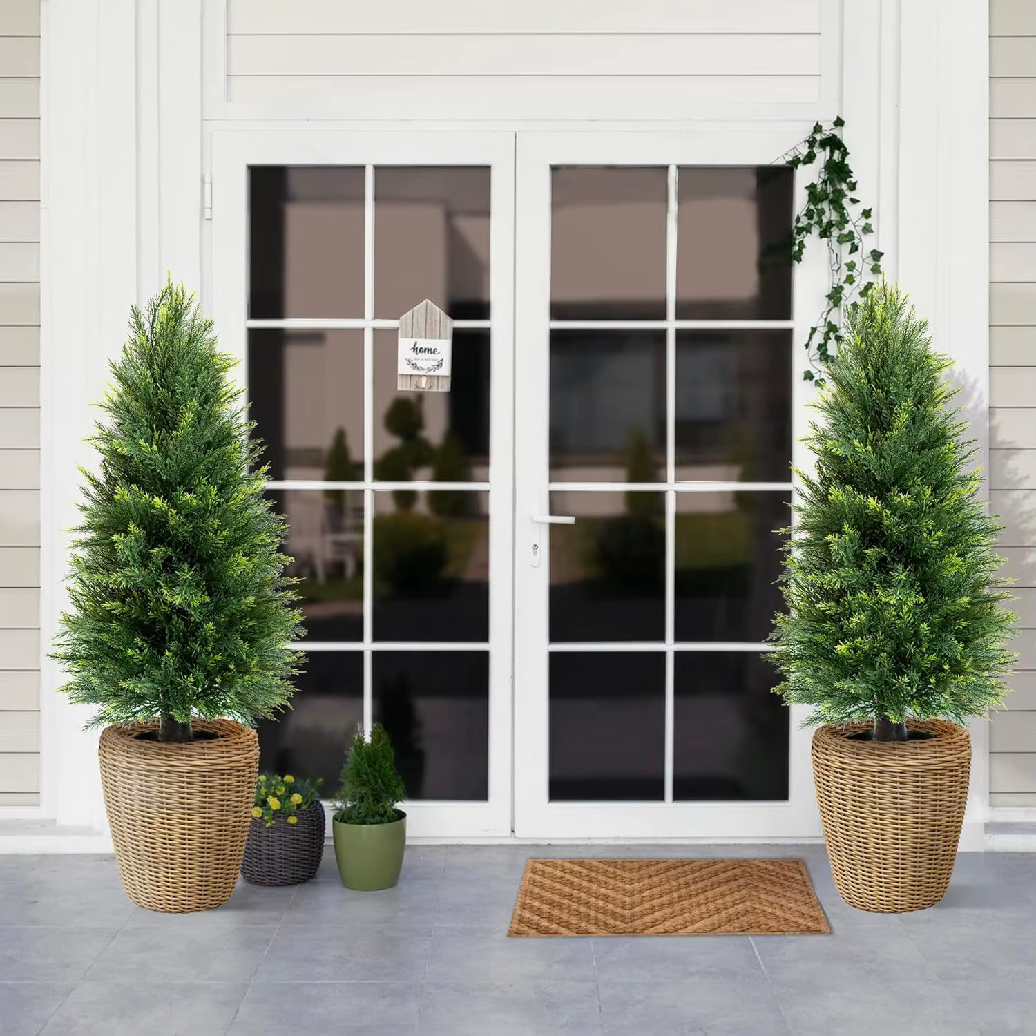 Plantes vertes artificielles en pot (pins et cyprès) pour décorations de Noël