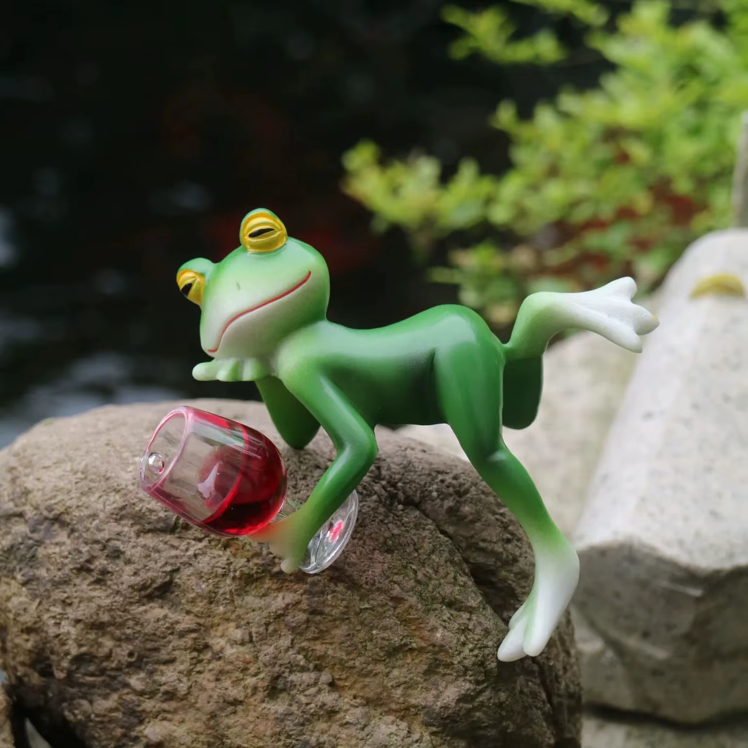1 morceau d'intérêtus tentures de grenouille verte et de verre à vin