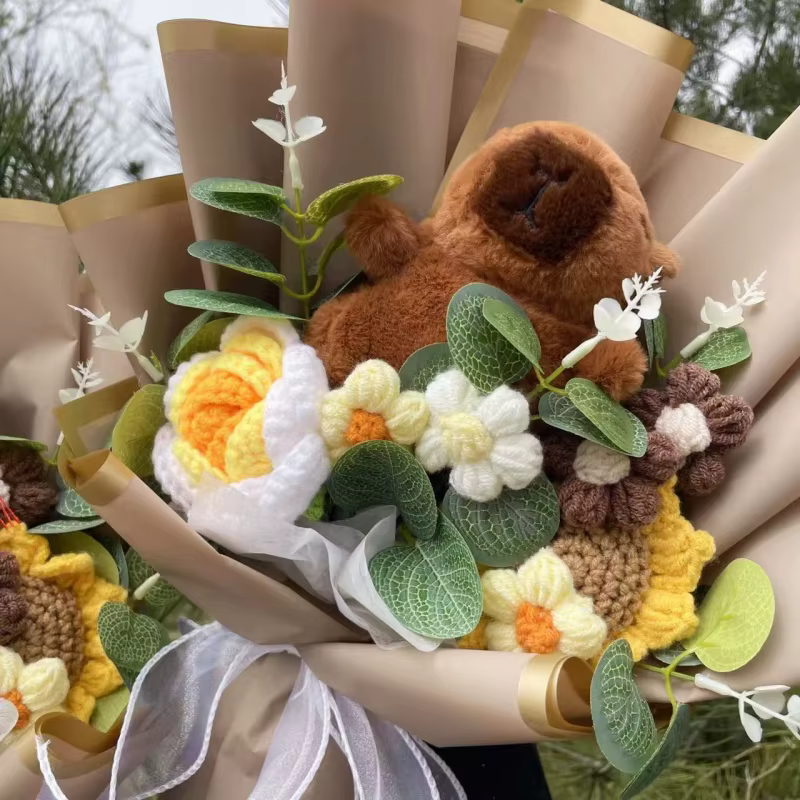 Adorable Capybara avec des fleurs artificielles