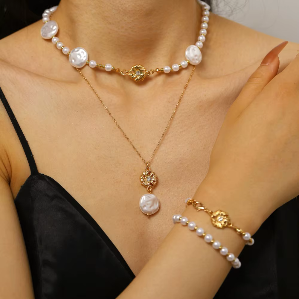 Ensemble collier, bracelet et boucles d'oreilles en perles baroques de luxe pour femmes, idéal pour les banquets et les soirées, bijoux élégants, cadeaux.