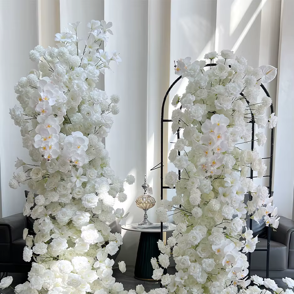 Arrangement floral 5D en pompons de roses et orchidées blanches pour arche de mariage