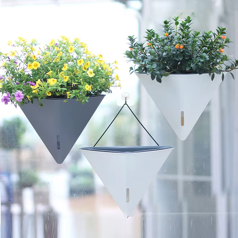 Pots de fleurs muraux triangulaires à la mode