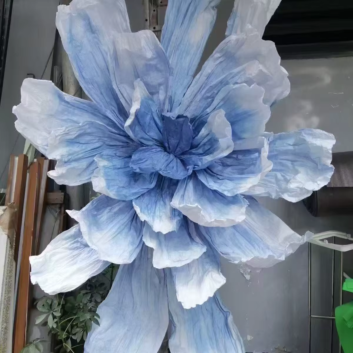 Fleur géante en papier irisée artificielle pour décorations de plafond de mariage