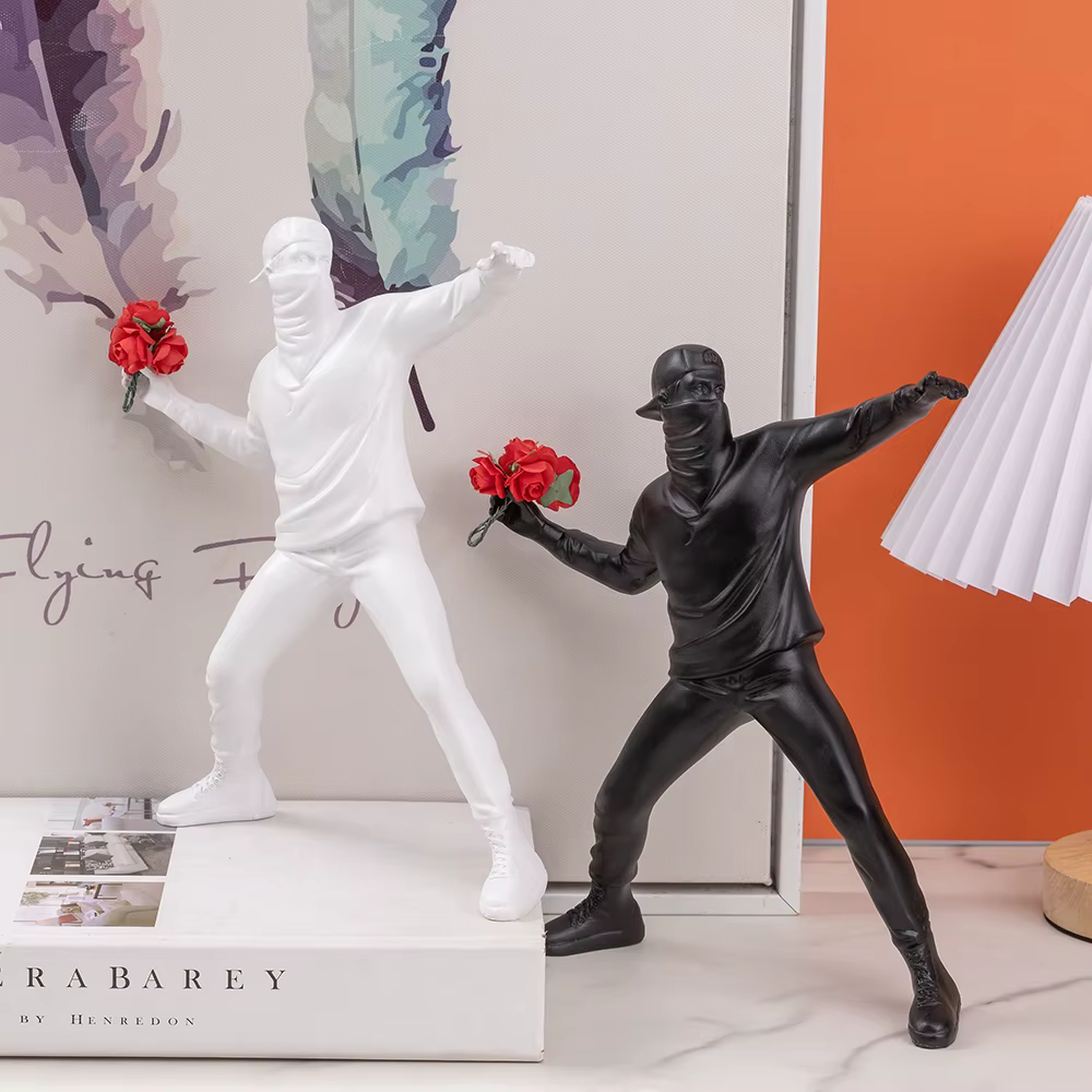 Banksy lance des fleurs, ornements, œuvres d'art abstraites, sculptures, figurines, décorations pour salons, bureaux, décoration intérieure, produit artisanal