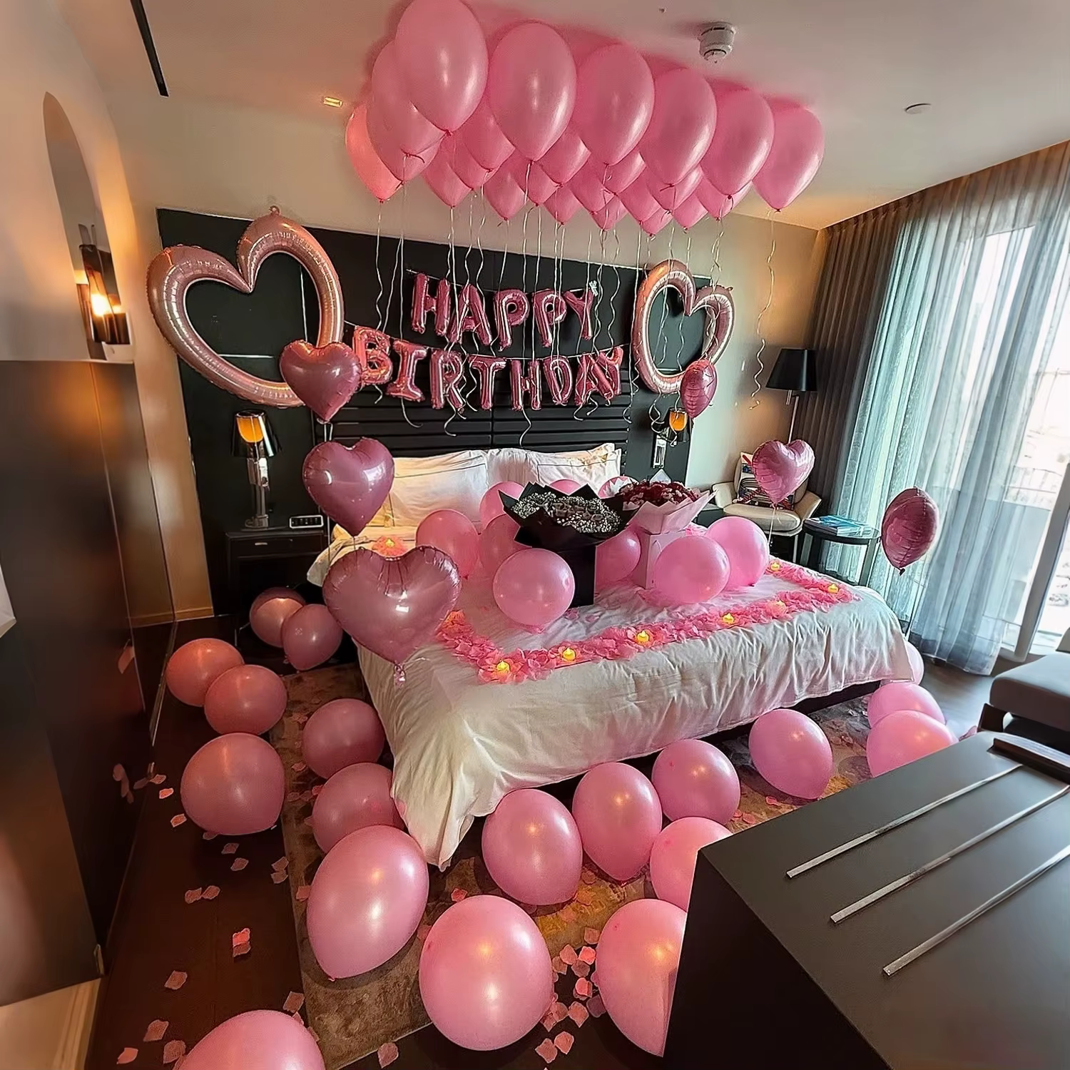Ensemble de ballons roses Joyeux Anniversaire, pétales simulés roses, ballon en forme de cœur rose pour la décoration de fête d'anniversaire