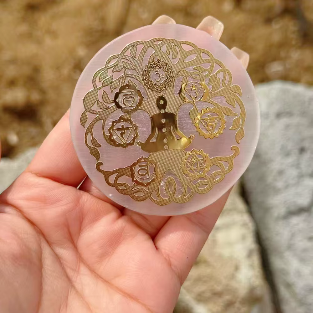 Plaque de Recharge en Sélénite Naturelle avec Symbole Om Arbre de Vie Géométrie Sacrée Dorée pour la Purification des Cristaux et la Guérison Énergétique